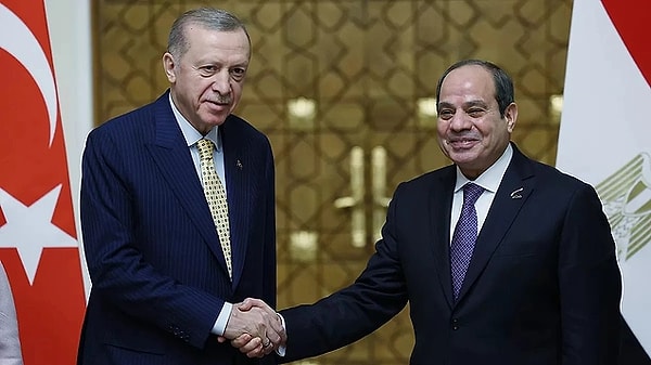 Cumhurbaşkanı Recep Tayyip Erdoğan ile Sisi'nin Türkiye'de buluşması gündemin önemli gelişmelerindendi. Sisi'ye karşı Erdoğan'ın yakın zamana kadar olan tutum ve söylemlerinin ardından gelen bu buluşma muhalefet tarafından eleştirilirken AKP'li yazarlar tarafından da genel olarak sessizce geçiştirildi. Yeni Şafak yazarı İsmail Kılıçarslan ise Gazze sebebiyle "zorundaydı" dedi.