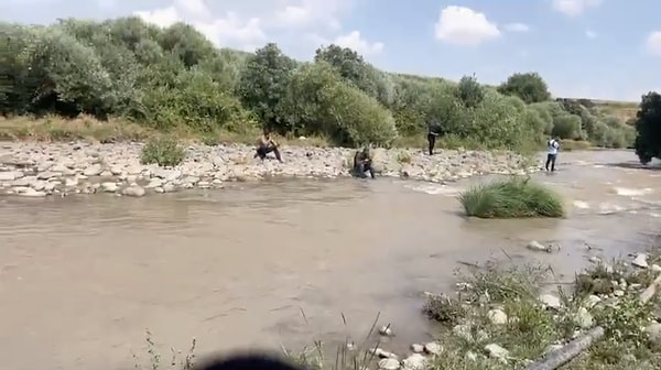 Olay yerinde bulunan Gazeteci Emrullah Erdinç, Narin'in cansız bedeninin bulunduğu dere kenarına giderek o bölgeyi görüntüledi.