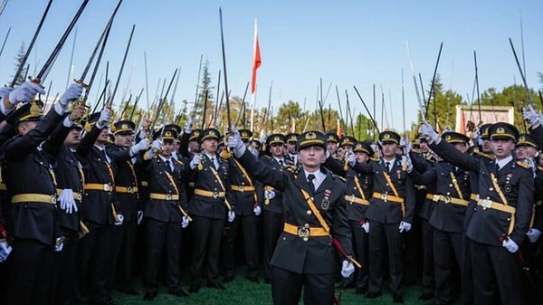 30 Ağustos'ta düzenlenen Kara Harp Okulu mezuniyet töreninde kılıç çatarak "Mustafa Kemal'in askerleriyiz" sloganı atan teğmenler, bir kesimin tepkisini çekmiş, son olarak olaya dahil olan Cumhurbaşkanı Recep Tayyip Erdoğan, "Bu kılıçları kime çekiyorsunuz? Oradaki birkaç tane kendini bilmez temizlenecek." diyerek tepki göstermişti.