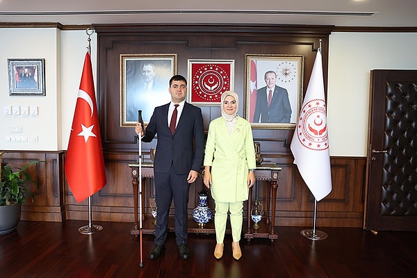 Sabit Kılıç, 10 yaşındayken geçirdiği glokom (göz tansiyonu) hastalığı nedeniyle görme yetisini kaybetti.