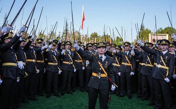 Okuldan mezun olan teğmenler hep bir ağızdan kılıçlarıyla yemin ederken, tempo tutarak "Atatürk'ün askerleriyiz" demişti.