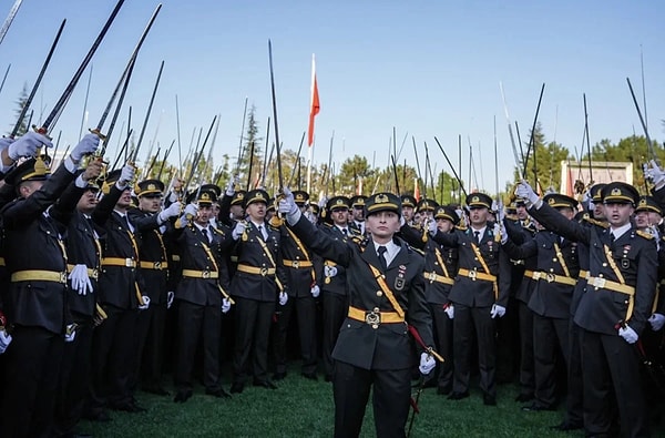 Okuldan mezun olan teğmenler hep bir ağızdan kılıçlarıyla yemin ederken, tempo tutarak "Atatürk'ün askerleriyiz" sloganları atmıştı.