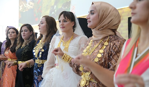 Evlenmeye karar veren çift geçtiğimiz günlerde Hakkari'de tam 48 saat süren düğünde halaylar eşliğinde dünyaevine girdi.