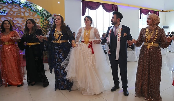 Renkli anlara sahne olan düğünle ilgili konuşan damat Tatlı, "Eşim burada olmaktan ötürü çok mutlu" diye konuştu.