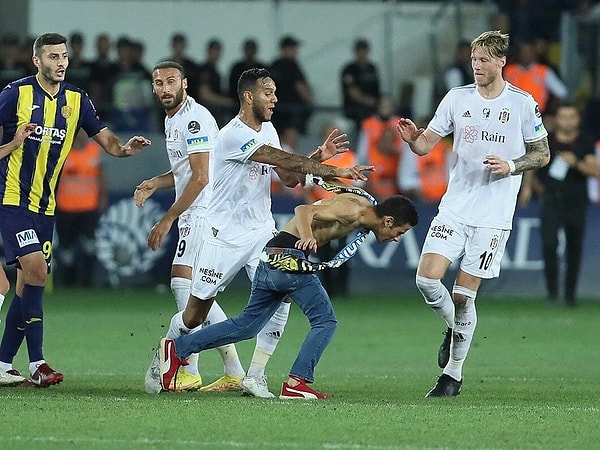 Josef'in Beşiktaş kariyerini bitiren olay da sahada takım arkadaşına saldıran bir Ankaragücü taraftarını engellemesi sonucu aldığı cezaydı.