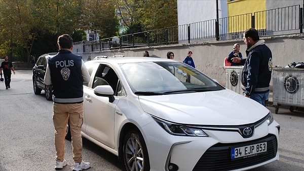 İstanbul Emniyet Müdürlüğü'nün sorumluluk alanında bulunan 235 okulda 204 kolluk görevlisi sabit olarak görevlendirildi.