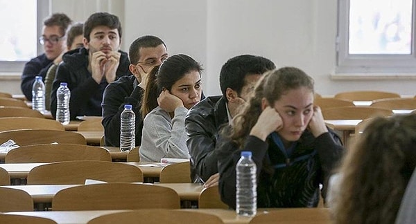 Öğrenciler için ilk ara tatil ise 11 Kasım'da başlayacak ve 9 gün sürecek. Okullarda birinci dönem, 17 Ocak 2025, ikinci dönem ise 20 Haziran 2025 Cuma günü sona erecek.