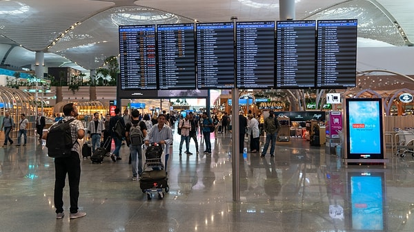 Bazı havalimanlarının labirent gibi düzeni, uzun kuyrukları ve karmaşası, yolcular için adeta bir kabus haline gelebilir. Bu nedenle, kaybolma riskini göz önünde bulundurarak erkenden havalimanına varmak, güvenlik ve check-in işlemlerini stressiz bir şekilde halletmenize yardımcı olabilir.