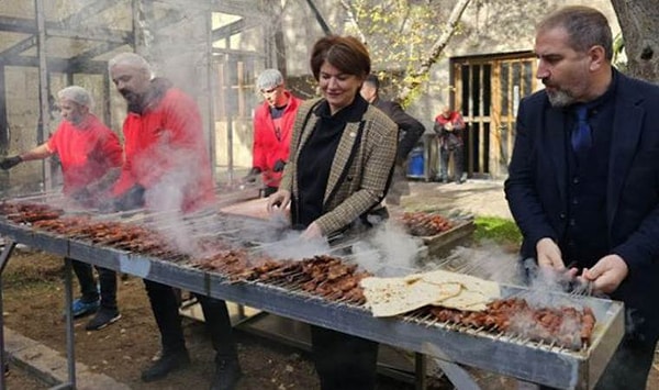 Aynı vekil kürsüde rahatsızlanıp vefat eden Saadet Partili Hasan Bitmez yoğun bakımdayken meclis bahçesinde mangal partisi vermişti.