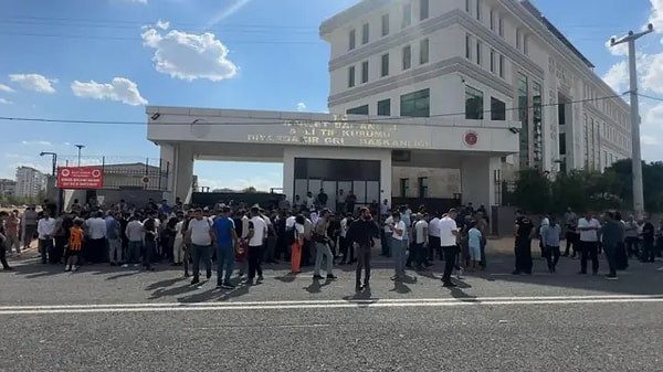 Karaman’ın verdiği bilgilere göre, gözaltına alınan iki kişinin köydeki sakinleri, jandarmaya bilgi vermemeleri konusunda organize ettiği tespit edildi.