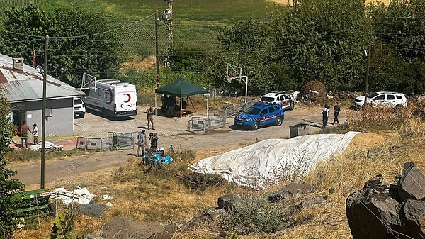 Dere kenarına aracıyla gittiği tespit edilen zanlı, sorgusunda çarpıcı bir açıklamada bulundu. Zanlı, “Muhtar cesedi çuval içerisinde bana verdi. Çuvalı alıp dereye götürdüm” dedi.