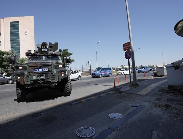 Bu kişilerin, cinayetle ilgili soruşturmayı etkilemek ve delillerin ortaya çıkmasını engellemek amacıyla çeşitli yöntemler kullanarak köylüleri susturduğu öne sürülüyor.