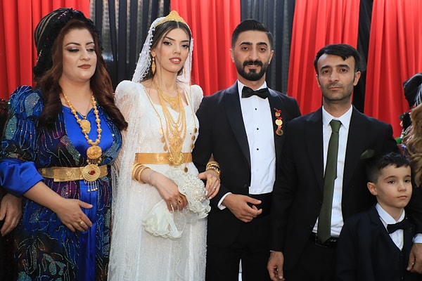 Gelin Dilan Çiftçi’ye 5 kilo altın takılırken damat Serdar Adıyaman’a ise 5 milyon 150 bin TL para takıldı.