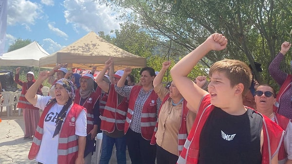 53 gündür fabrika önünde eylemlerine devam eden işçilere bugün Emniyet Müdürü'nden tehdit geldi. TEK-GIDA İŞ Sendikası'nın paylaştığı tehdit izleyenleri hayrete düşürdü.