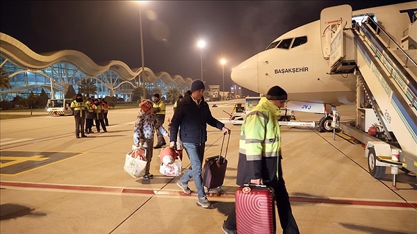 İnişlerde de benzer düzenlemeler uygulanıyor; örneğin, bir “ağır” uçağın ardından “hafif” bir uçağın iniş yapabilmesi için aralarında en az 14 kilometre mesafe bulunmalı.