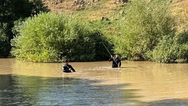 Diyarbakır Valisi Murat Zorluoğlu, Narin'in öldürüldükten sonra çuval içerisinde dere kenarına getirildiğini ve üzerinin çalı ve taşlarla gizlenmiş halde bulunduğunu söylemişti.