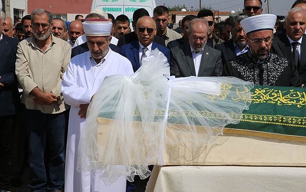 Daha önce annesinin "Narin kuzeninin düğününde gelinlik giymek istiyordu. Benden gelinlik istemişti" sözlerini duyan bir vatandaş Narin için cenazeye gelinlik getirdi.