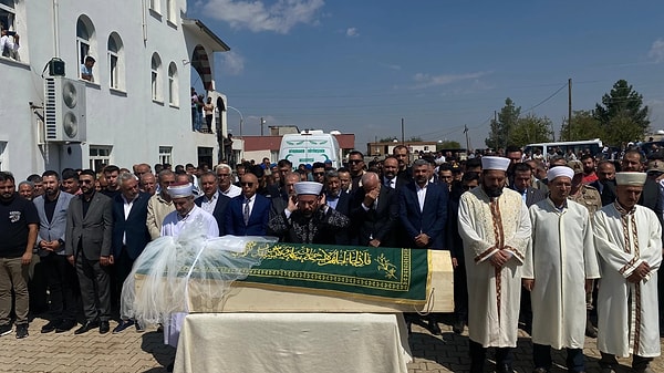 Otopsi yapılan Narin'in cenazesine anne ve babasının katılmasına izin verilmedi. Cenaze törenine ise imamın "Biz bunun hesabını nasıl vereceğiz?" sözleri oturmuştu. Daha önce Narin'in annesinin katıldığı yayında ""Narin kuzeninin düğününde gelinlik giymek istiyordu. Benden gelinlik istemişti" sözlerini duyan bir vatandaş Narin için cenazeye gelinlik getirmiş, tabutun üstüne gelinlik serilmişti.