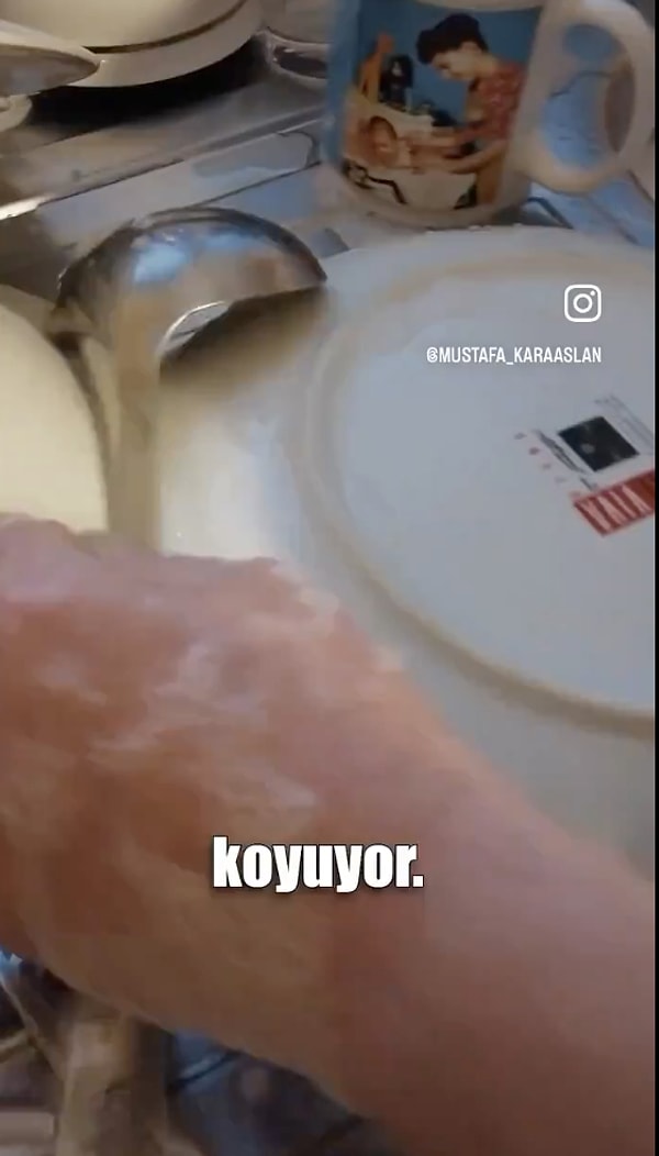 Özellikle yumurta tavasının yıkandığı suda temiz bir bardağın da yıkanmasını anlamsız bulan sosyal medya kullanıcısı, bu temizlik alışkanlığını izleyicileriyle paylaştı.