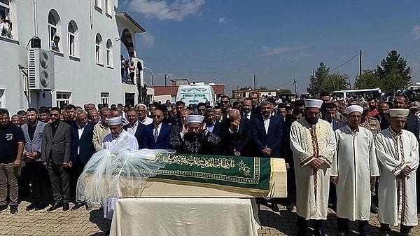 Narin Güran'ın cansız bedeni köye üç kilometre uzaklıkta Eğertutmaz Deresi'nde bulundu. 8 yaşındaki Narin Güran dün gözyaşları içinde köyünde toprağa verildi.