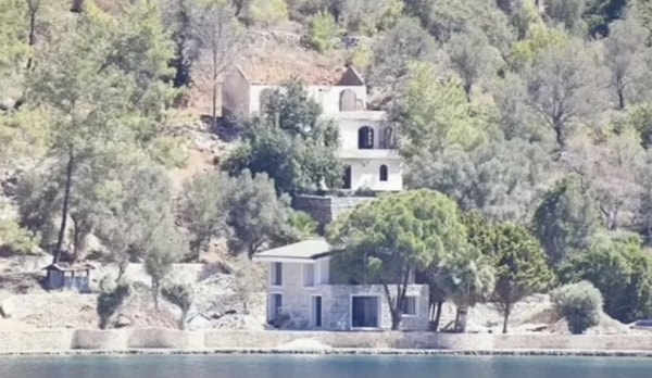 " 'Öncelikle bu ve bu haberi alıp kullanan herkesin kullandığı bu fotoğraf, bu ev, bu inşaat bana ait değil. Arkada görünen bu ev de bana ait değil. Bunlar iki yan parselimizdeki komşumuzun evi. İnşaat da komşumuzun ev de komşumuzun. Bana ait değil."