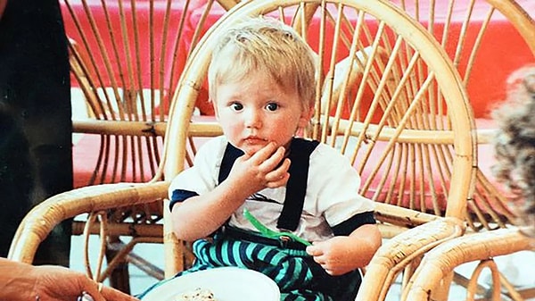 Ben Needham, henüz 21 aylıkken ailesiyle birlikte 1991 yılında Yunanistan'ın Kos Adası'na tatil için gitti ancak bir anda kayıplara karıştı. Üstelik aradan 33 yıl geçmesine rağmen ondan hâlâ bir iz yok.