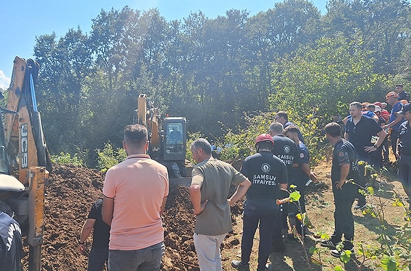 Su kuyusu açmak amacıyla çalışan Sabri Bayraktar ile Mustafa Aydın toprak altında kaldı. İhbar üzerine bölgeye, İl Afet ve Acil Durum Müdürlüğü (AFAD), Ulusal Medikal Kurtarma Ekibi (UMKE) ve itfaiye görevlileri ile jandarma ekipleri geldi.