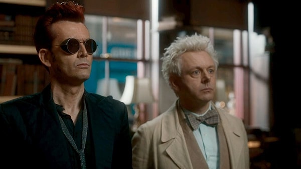 Dizinin üçüncü sezonunda Michael Sheen telaşlı bir melek ve nadir kitap satıcısı Aziraphale olarak geri dönerken, David Tennant iblis Crowley olarak karşımıza çıkıyor ve bu beklenmedik ikili, dünyayı kıyametten kurtarmak için bir araya geliyordu.