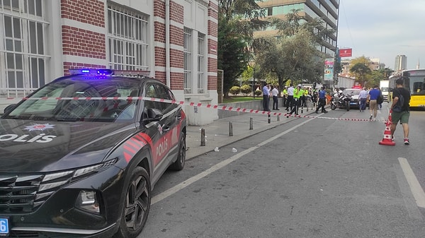 Feci kaza, Şişli Büyükdere Caddesi'nde bulunan bir AVM’nin önünde saat 08.30 sıralarında meydana geldi.