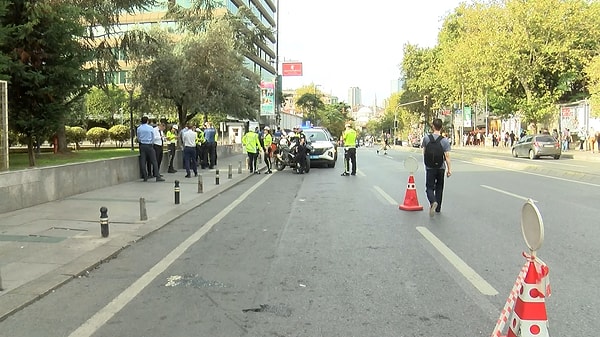 İlk müdahaleleri olay yerinde yapılan yaralılar ambulansla hastaneye kaldırıldı.