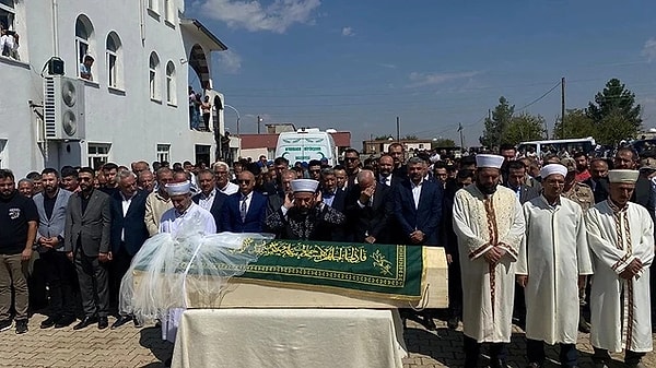 İtirafçının arkadaşı, "Çok efendi biriydi. Muhtar demiş ki senin elektriğini getireceğim ruhsatını çıkaracağım. Nevzat böyle bir adam değildi. Ama insan para pul için bunu yapabiliyor. Akşam onun resmini görünce öbür dünyaya gittim geldim. Muhtardan elektrik ruhsatı ve para almak için yaptı" diye konuştu.