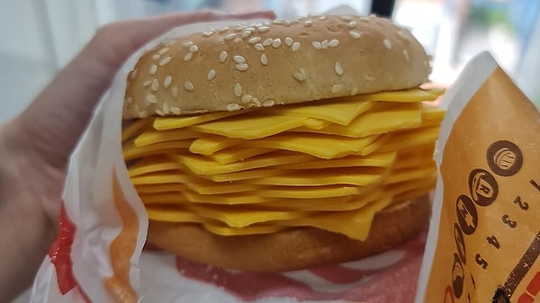 Yeni tasarlanan logoda tıpkı bir önceki gibi turuncu hamburger ekmekleri korunuyor.