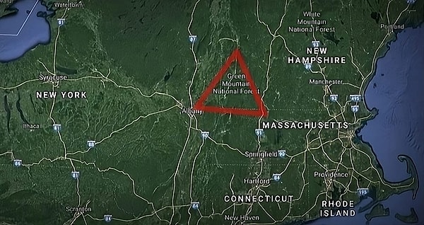 ABD’nin gizemli bölgelerinden biri olan Bennington Üçgeni, Vermont eyaletindeki Glastenbury Dağı ve çevresini kapsıyor. Yıllar önce küçük bir kereste kasabası olan Glastenbury, 19. yüzyılın sonunda terk edildi ve o zamandan beri dokunulmamış bir doğa harikası olarak kaldı.