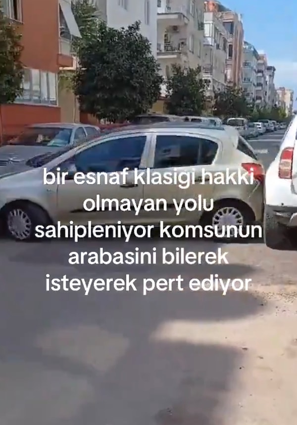 Dükkanının önüne park eden araca, kendi aracıyla çarptı.