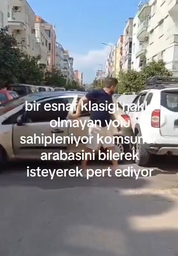 Ardından ise hiçbir şey olmamış gibi aracından inerek öfkeyle dükkanına doğru gitti.