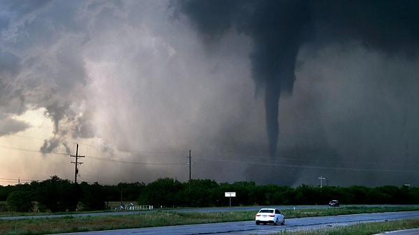 Ancak burada olaylar durmuyor. Batıdan doğuya doğru esen güçlü bir hava akımı olan Jet stream, yağmurun havayı soğutmasını engelleyerek fırtınanın güçlenmesini sağlıyor.