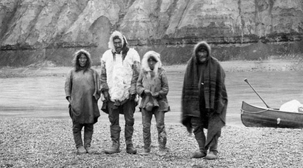 1930 yılının soğuk bir Kasım gününde Kanadalı bir kürk avcısı olan Joe Labelle, Anjikuni Gölü yakınlarındaki Inuit yerleşim bölgesine sığınmak istedi. Ancak köye vardığında büyük bir sessizlikle karşılaştı.