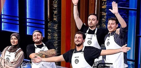 18. MasterChef'in ikinci haftasında olaylı yarışmacı Deniz'e veda etmiştik. Deniz, aşağıda yarışan arkadaşlarına "Cacık bunlar" demişti. Yarışmacılardan evinde oturan Deniz'e kapak gibi gönderme geldi.