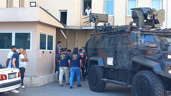 Narin’in cesedini dere yatağına gömdüğünü itiraf eden Nevzat Bahtiyar da şüpheliler arasında yer alıyor. Sorgusunun ardından mahkemeye çıkarılan Nevzat Bahtiyar, tutuklandı.