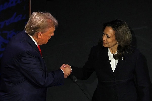 Tartışma öncesi her iki taraftanda beklenmeyen bir hamle geldi.  Harris, programın başında Trump'ın elini sıkarak kendisini ismiyle tanıttı. Bu, 2016'dan bu yana bir başkanlık tartışmasında ilk el sıkışma oldu.