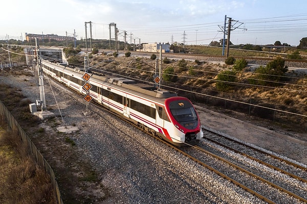 Ancak tren tünelleri 143,5 cm genişliğinde raylara göre inşa edilmişti.