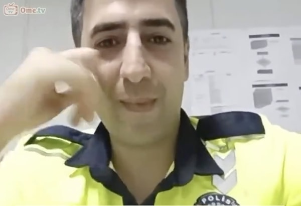 Görüntülü konuşma sitesi Omegle'de bir kadının canlı yayınına dahil olan polis üniformalı şahıs, cinsel içerikli hareketlerde bulundu.