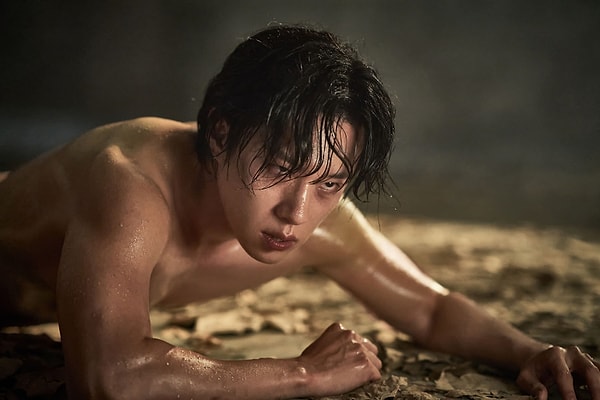 61 yaşındaki yönetmen Park Chan-wook 2022 yılında 'Decision to Leave' filmini çekmişti. Bu filmi de kendisi yönetecekti ancak HBO'nun casusluk dizisi 'The Sympathizer' ile meşgul olduğu için yönetmenliği Sang-man'a bıraktı. Siz 'Uprising' hakkında ne düşünüyorsunuz? Yorumlara buyrun...