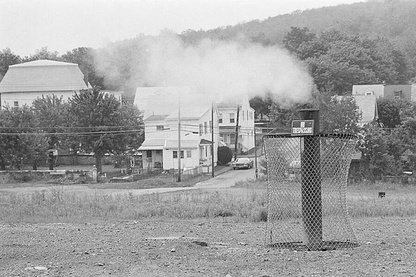 Centralia’nın altında geniş bir kömür madeni ağı vardı. Çöplük yangını, bu eski maden tünellerine sıçrayarak kömür damarlarını tutuşturdu ve o günden beri durmaksızın yanıyor.