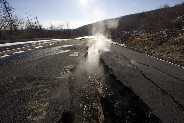 Zamanla evler boşaltıldı, yollar eridi, ağaçlar öldü ve Centralia bir hayalet kasabaya dönüştü.