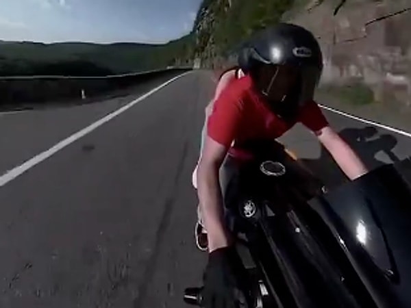 Bir çift, motorla seyahat ederken yaşadıkları kaza anını sosyal medyada paylaştı.