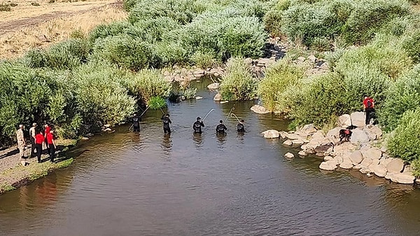 Diyarbakır’da korkunç şekilde katledilen Narin Güran’ın cansız bedeni, 19 gün kayıp olarak arandıktan sonra evlerine yaklaşık 1.5 kilometre uzağındaki Eğertutmaz Deresi'nin kenarında bulunmuştu.