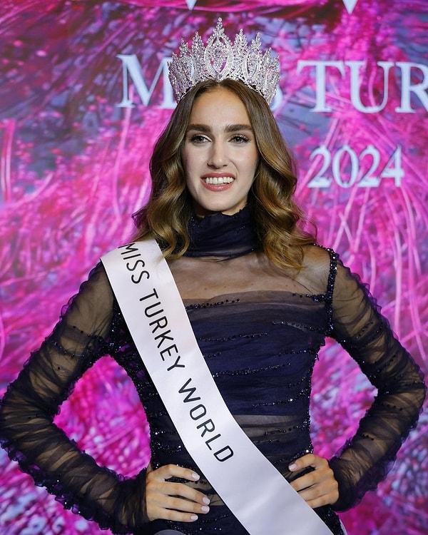 Birinci, 2 numara İdil Bilgen oldu! Tacını Miss Turkey World 2022 Nursena Say'dan devralan Bilgen, 24 yaşındaki Bilgen, ve 1.80 boyunda ve Koç Üniversitesi Tıp Fakültesi mezunu!