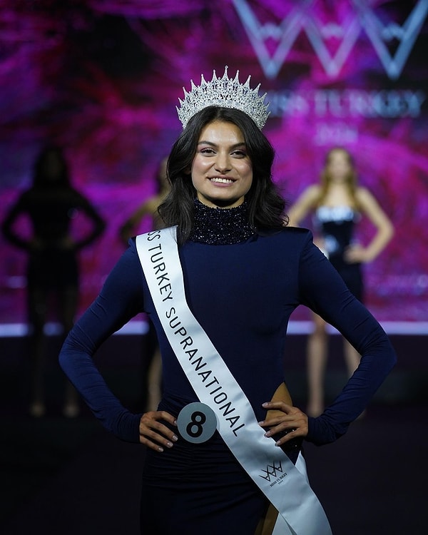 Yarışmanın üçüncüsü yani Miss Turkey Supranational 2024 ise 8 numara Cemre Ülker oldu! 23 yaşındaki Ülker, 1.79 boyunda ve Paris School of Business, Uluslararası Pazarlama & İş Geliştirme Yüksek Lisans son sınıf öğrencisi.