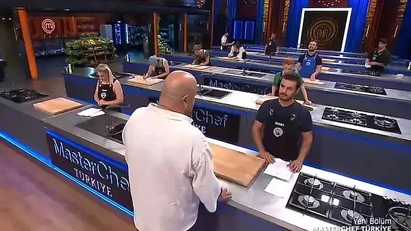 23. MasterChef Türkiye'de son hızla mücadele devam ederken yayınlanan fragman herkesi dumur etti. Yaşanan gerilim dolu anlarda şefler stüdyoyu terk etti. Öyle ki izleyenler "Biri yemeğe falan tükürmüş herhalde!" diye yazdı.